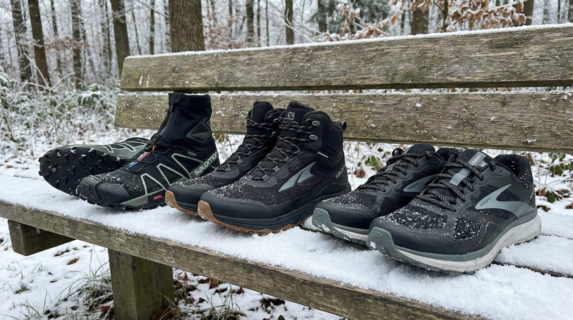 Зимние кроссовки на заснеженной лавочке Зимние кроссовки на заснеженной лавочке