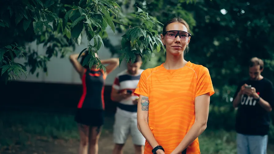 Девушка в спортивнйо футболке и очках