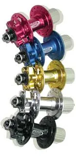 Велокрепление компании Peruzzo с одним велосипедом, установленное сзади на джипе