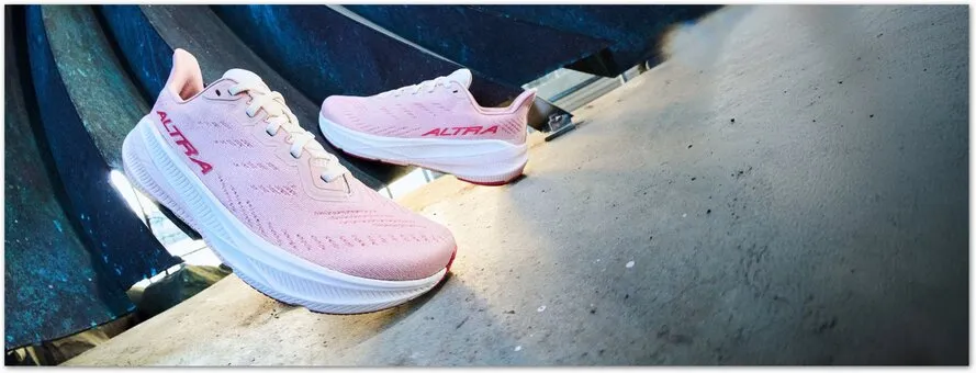 Кроссовки компании ALTRA персикового цвета.