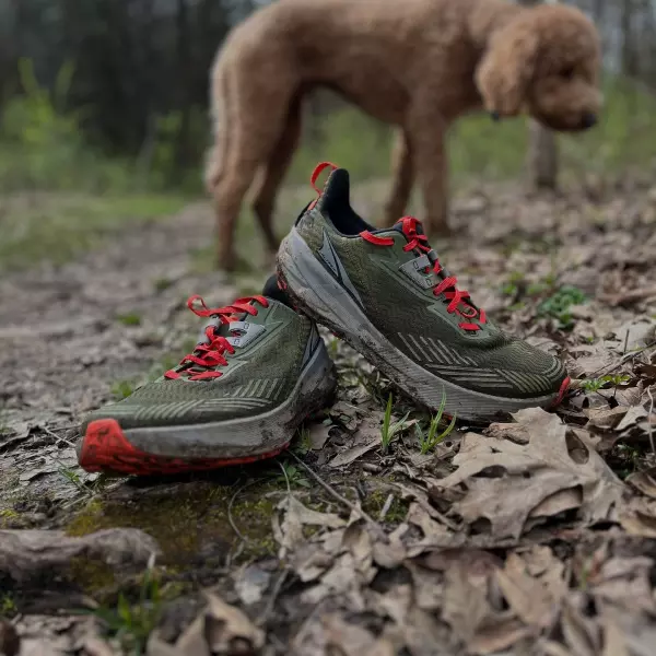 Кроссовки компании ALTRA зеленого цвета