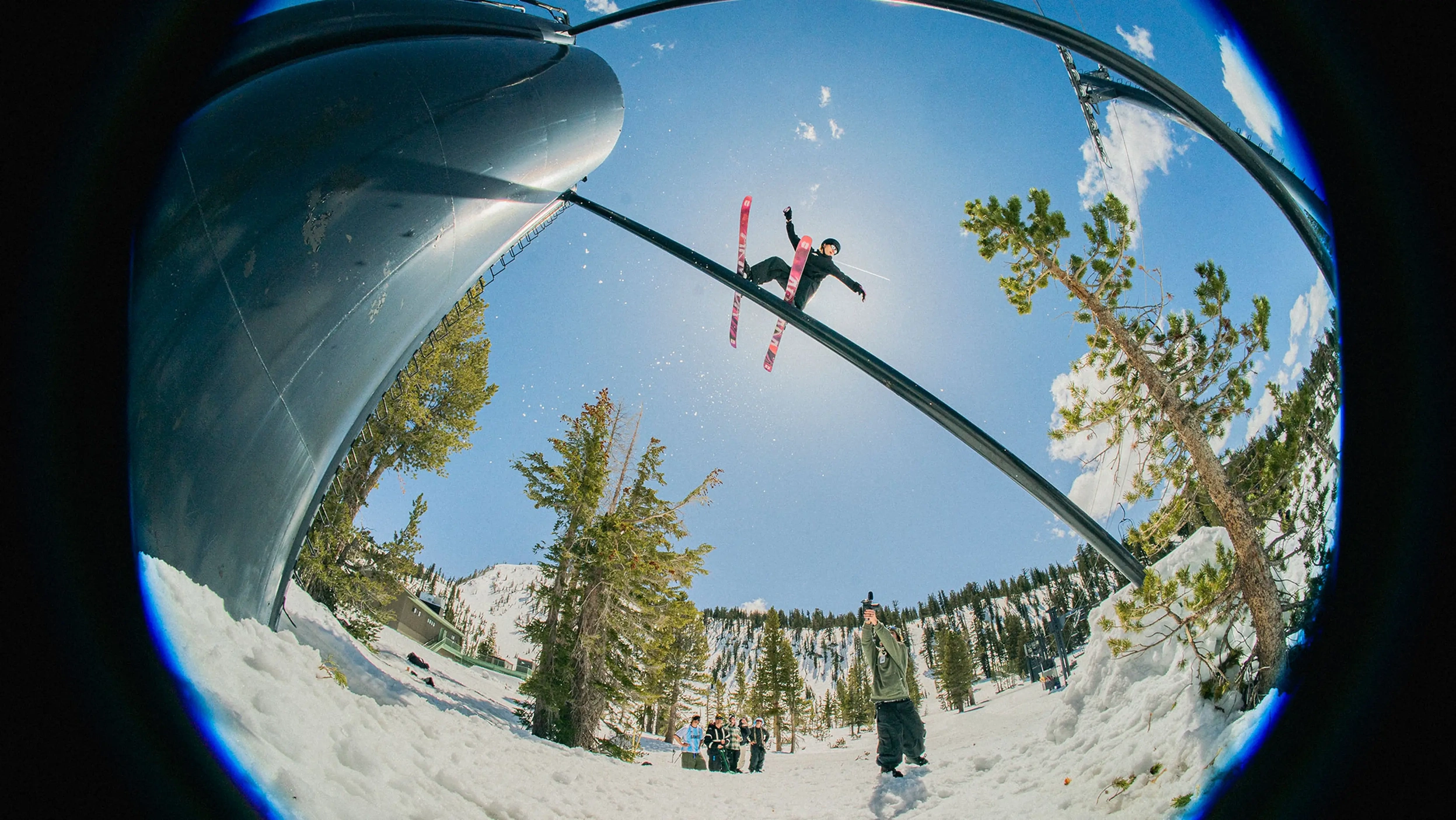 лыжник скользит по трубе