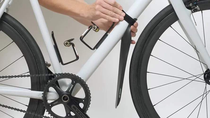 Установка переднего велосипедного брызговика компании Ass Savers