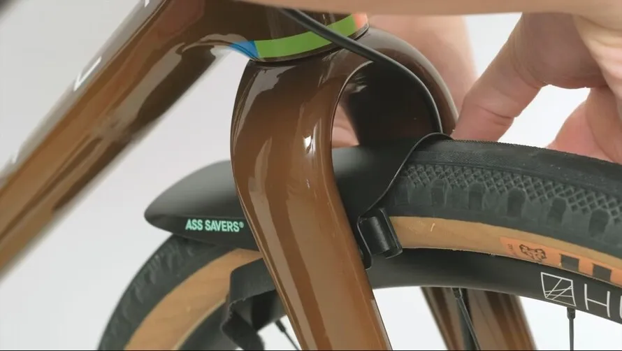 Переднее велосипедное крыло компании Ass Savers, установленное на велосипеде