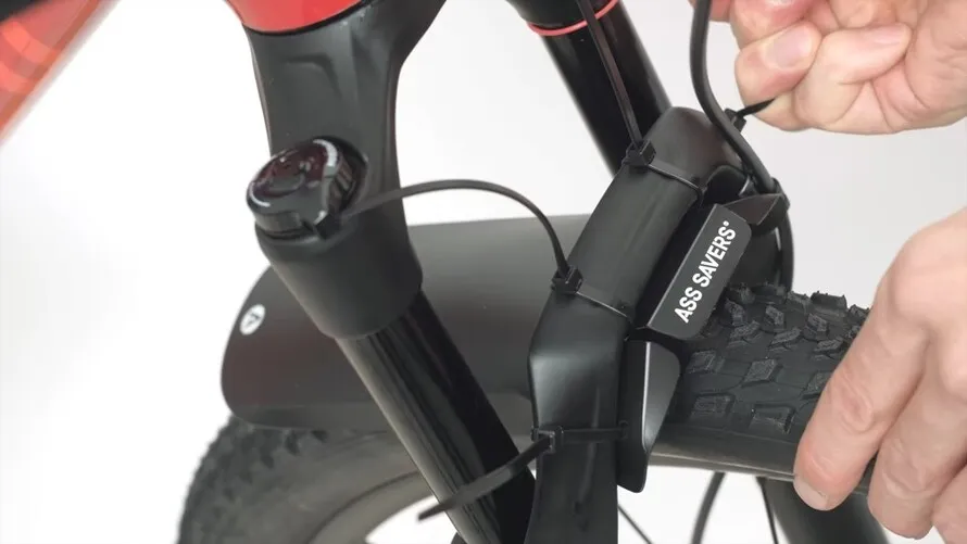 Установка переднего велосипедного крыла компании Ass Savers