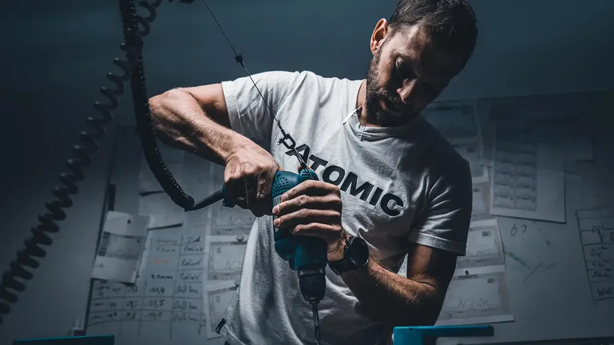 Рабочий на производстве лыж компании ATOMIC.