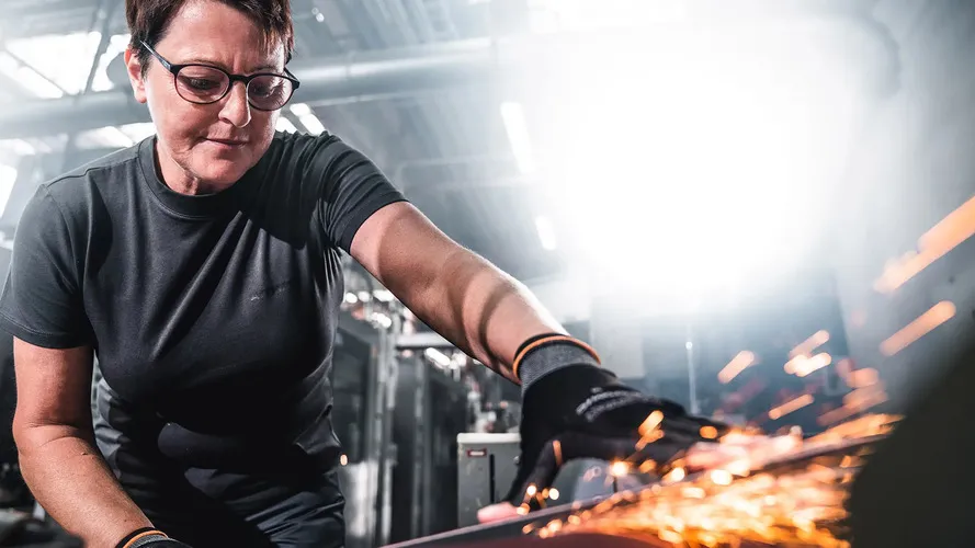 Рабочая на производстве лыж компании ATOMIC.