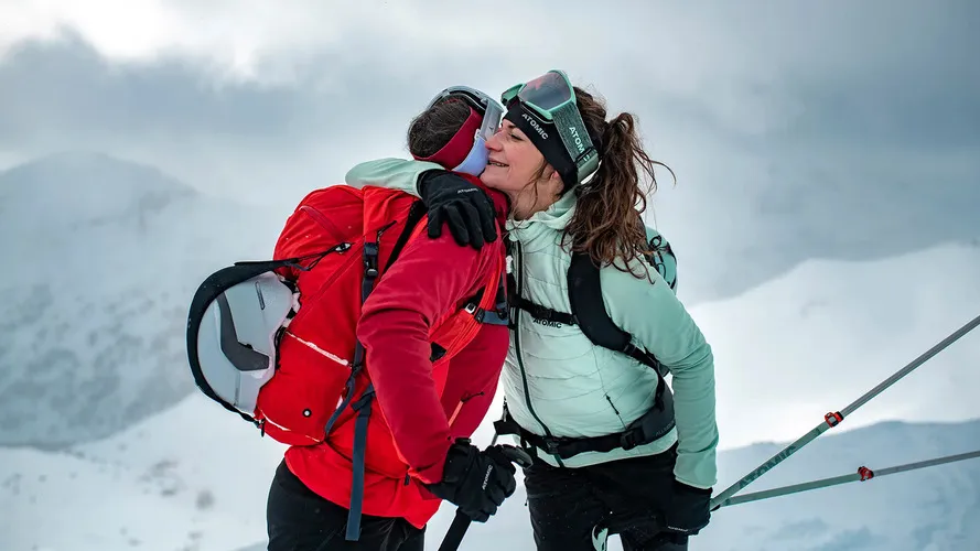 Двое Ски-альпинистов в горах на лыжах и экипировке компании ATOMIC.