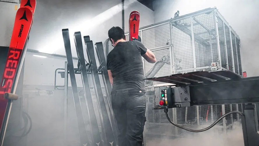 Рабочая на производстве лыж компании ATOMIC.