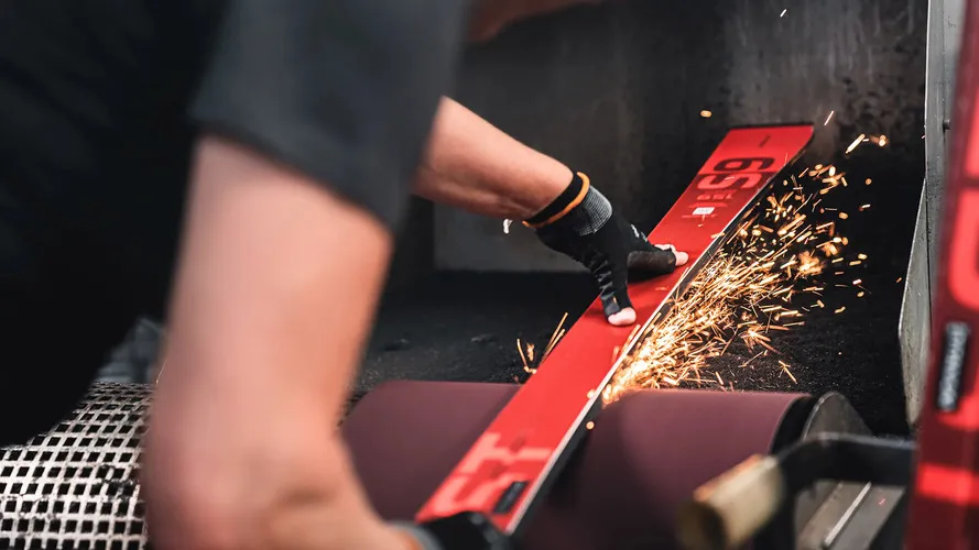 Один из этапов произодства лыж компании ATOMIC.