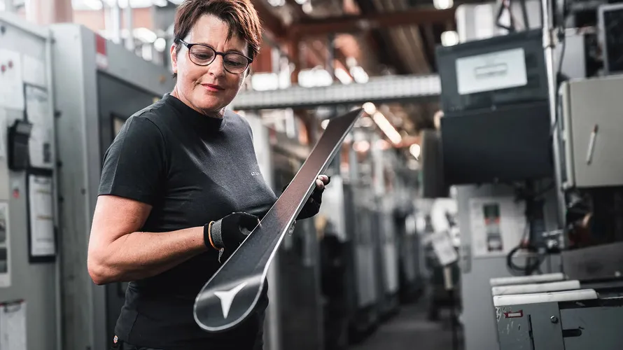 Рабочая на производстве лыж компании ATOMIC.