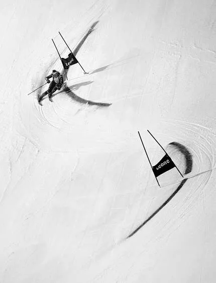 Скоростной спуск спортсмена на лыжах компании ATOMIC.