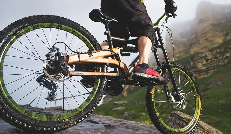 Велосипедист едет по проселочной дороге на велосипеде с тормозной системой компании BARADINE