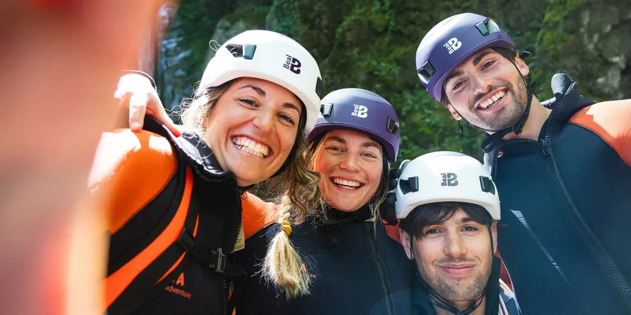 Компания друзей в защитных шлемах компании Beal.