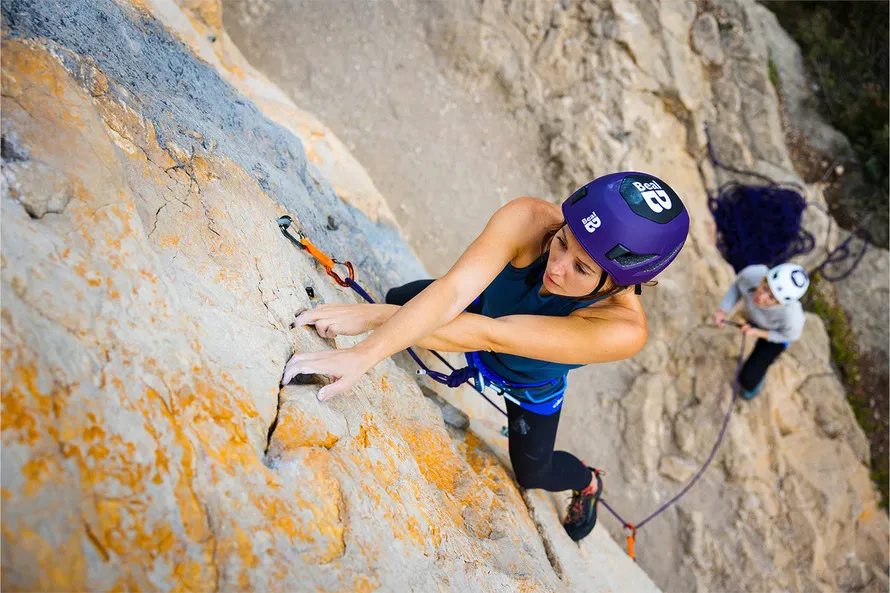 Две девушки занимаются альпинизмом в шлемах с веревками компании Beal.