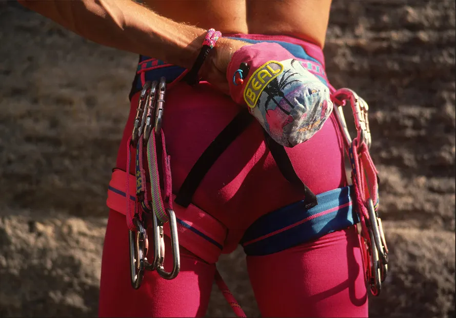 Страховочная привязь Aerolight компании Beal на альпинисте.