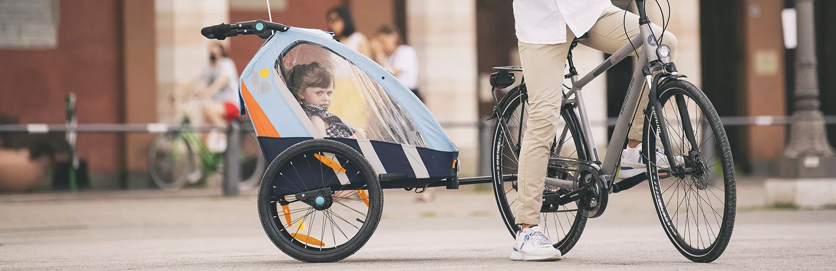 ребенок в велоприцепе трейлере