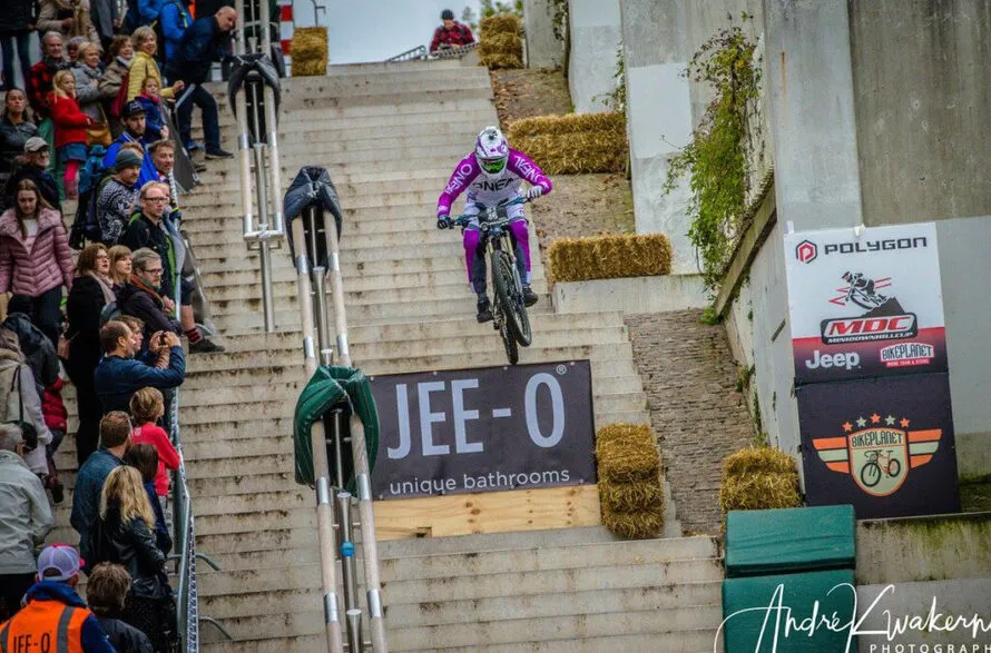 Спортсмен спускается по подготовленной трассе на велосипеде.