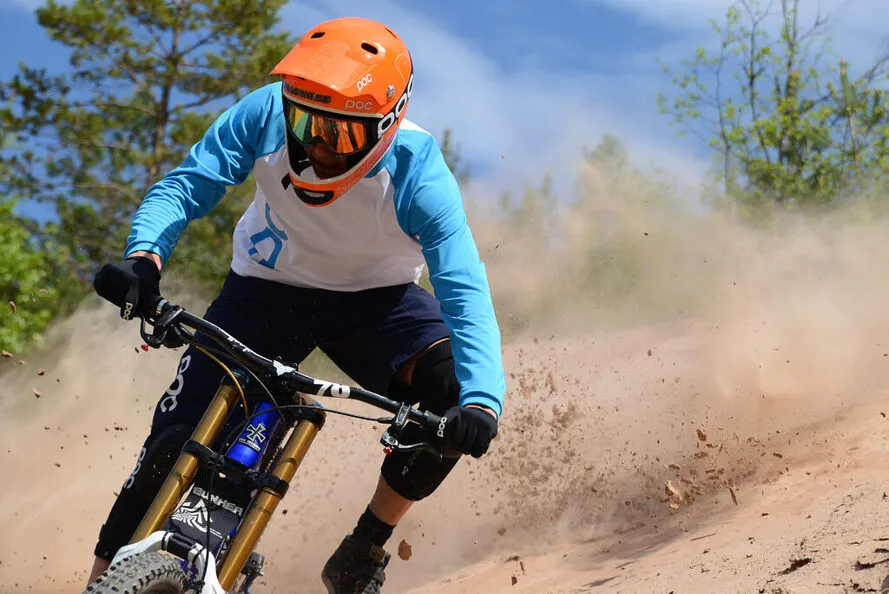 Велосипедист притормаживает спускаясь со склона на велосипеде с тормозами компании Bengal Brake System Industrial Co., Ltd.