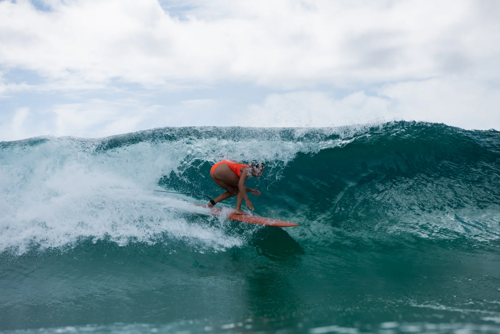 девушка на волне на серфе