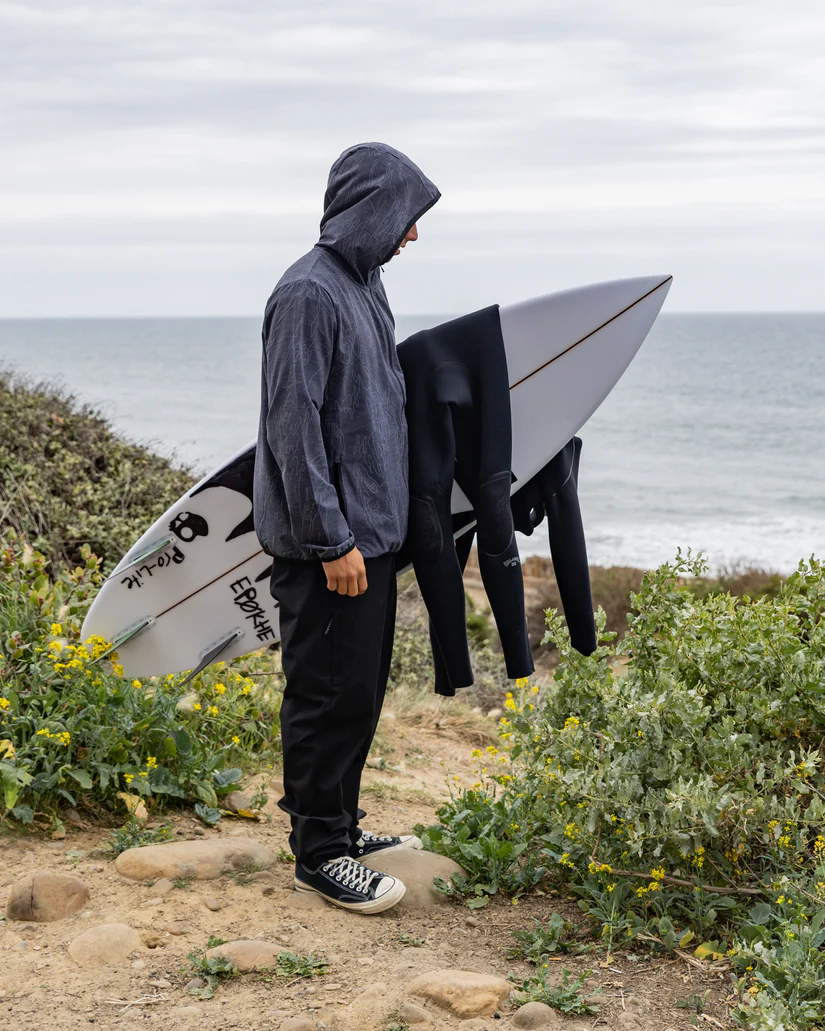 мужчина с серфом в ркуах