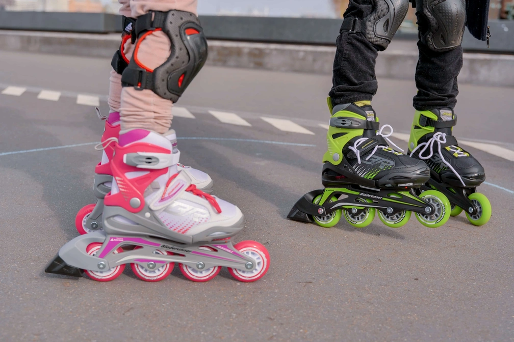 роликовые коньки bladerunner на ногах