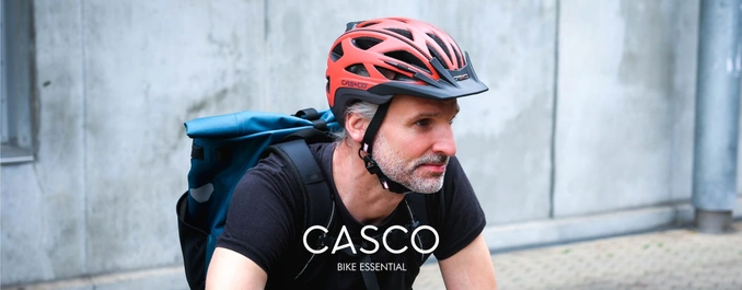 мужчина в велосипедном шлеме casco