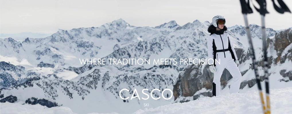 женщина стоит в горах в горнолыжной экипировке