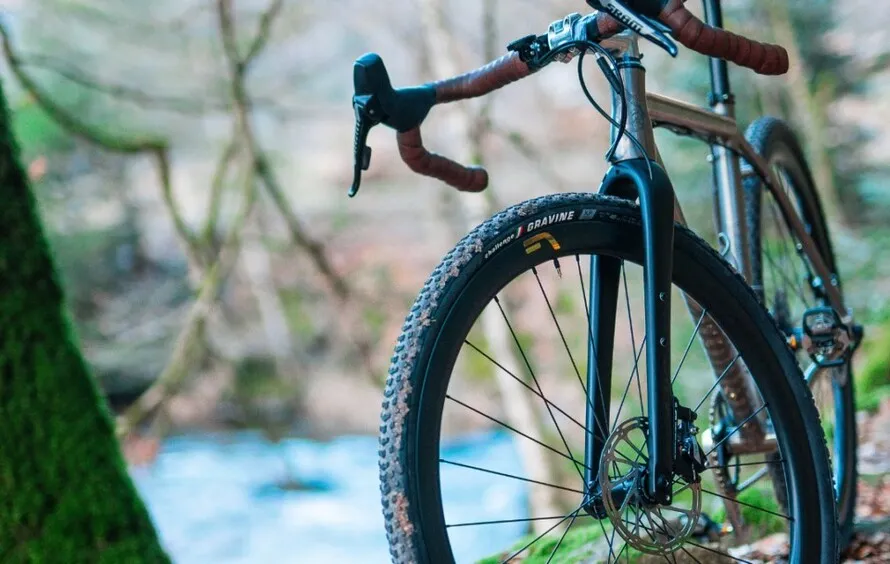 Велопокрышка компании CHALLENGE, установленная на велосипеде