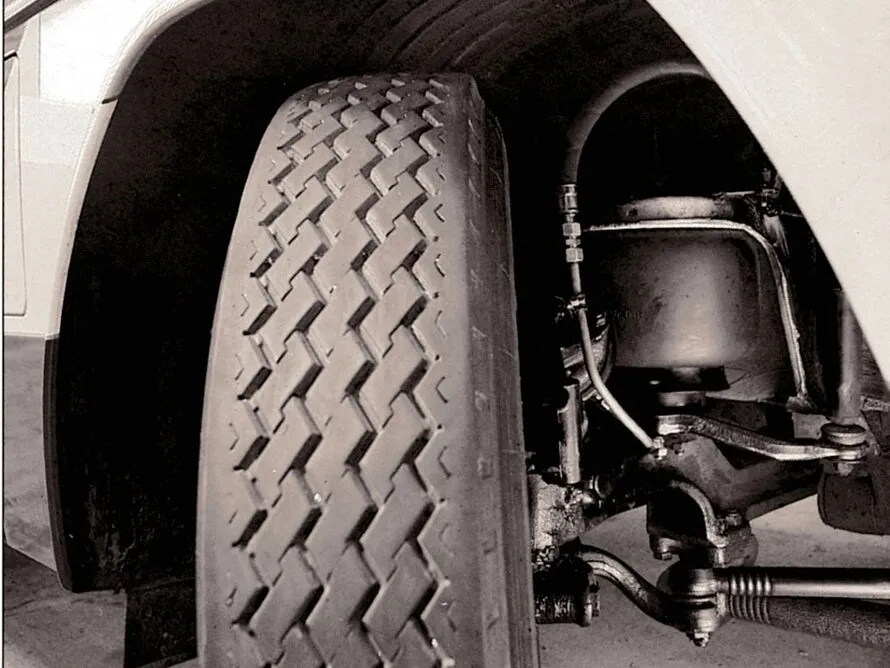 Пневматическая рессора CONTINENTAL, установленная на грузовике.