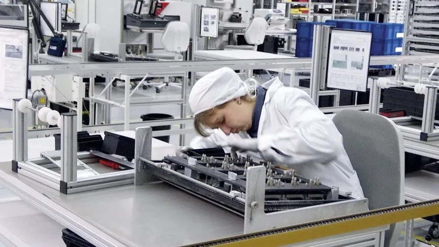 Работница подразделения «Автомобильные системы» компании CONTINENTAL за работой.