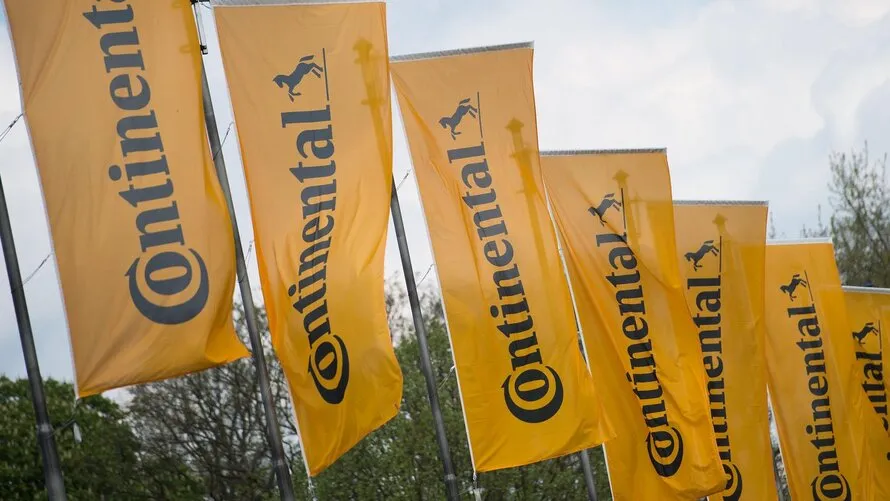 Флаги с логотипами компании CONTINENTAL.