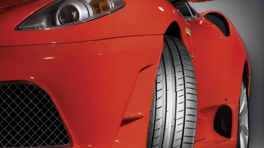 Новые высокопроизводительные летние шины ContiSportContact™ 5 P на спортивном автомобиле.