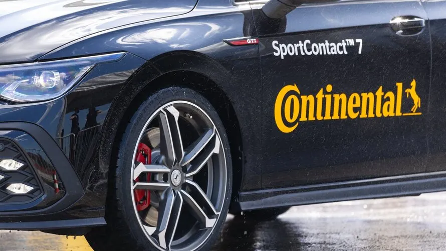 Покрышка CONTINENTAL SportContact7 на автомобиле.