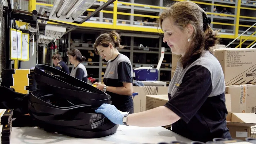 Работницы компании CONTINENTAL за работой