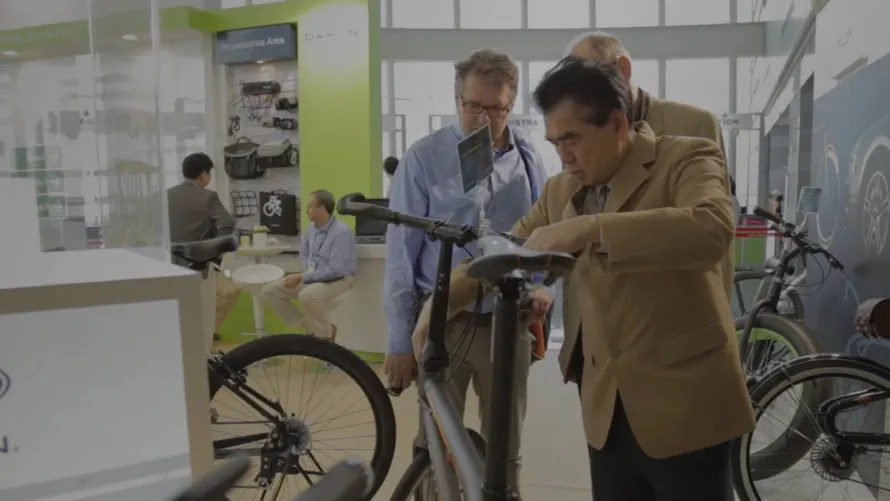 Доктор Дэвид Т. Хон осматривает велосипед компании DAHON.