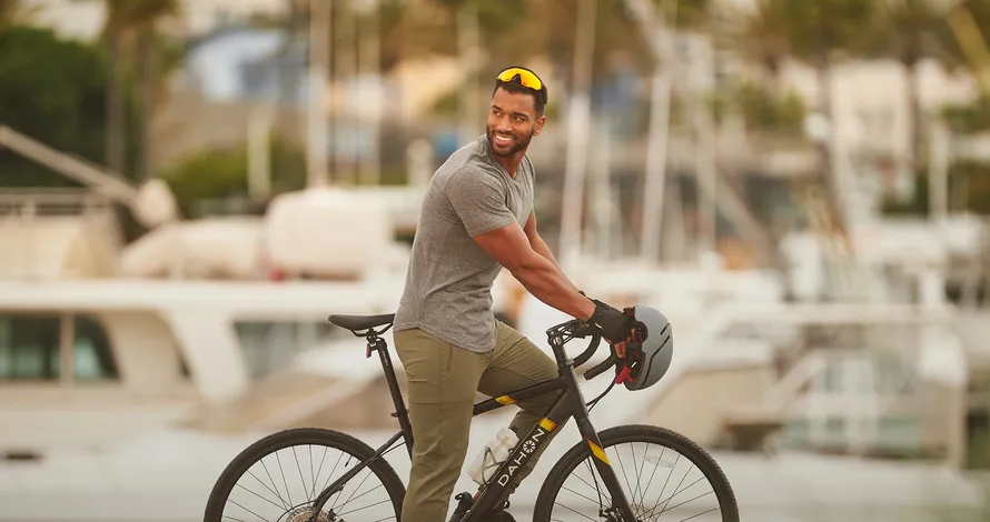 Мужчина на велосипеде компании DAHON