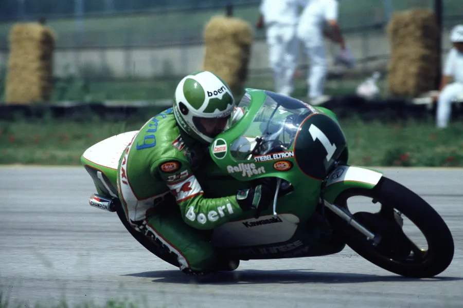 Пятикратный чемпион Тони Манга на мотоцикле в комплексной защите компании DAINESE