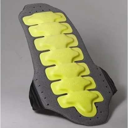 Первый протектор спины DAINESE, известный как Aragosta (лобстер), компании DAINESE