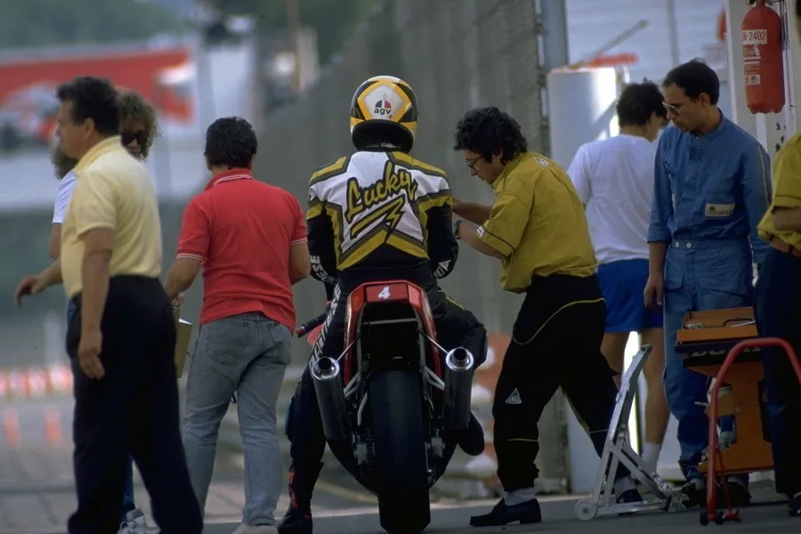 Концепцию профессионального гоночного костюма аэродинамический горб 1988 года компании DAINESE на мотоциклисте