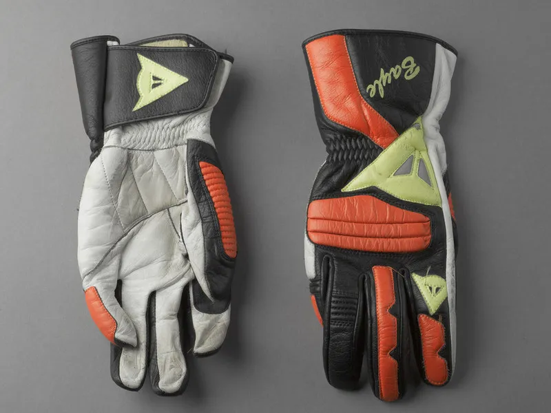 Первые перчатки компании DAINESE