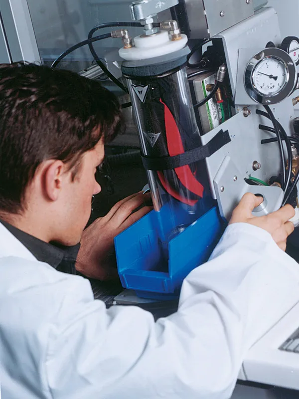 Сотрудник технологического центра Dainese (D-TEC®) за работой