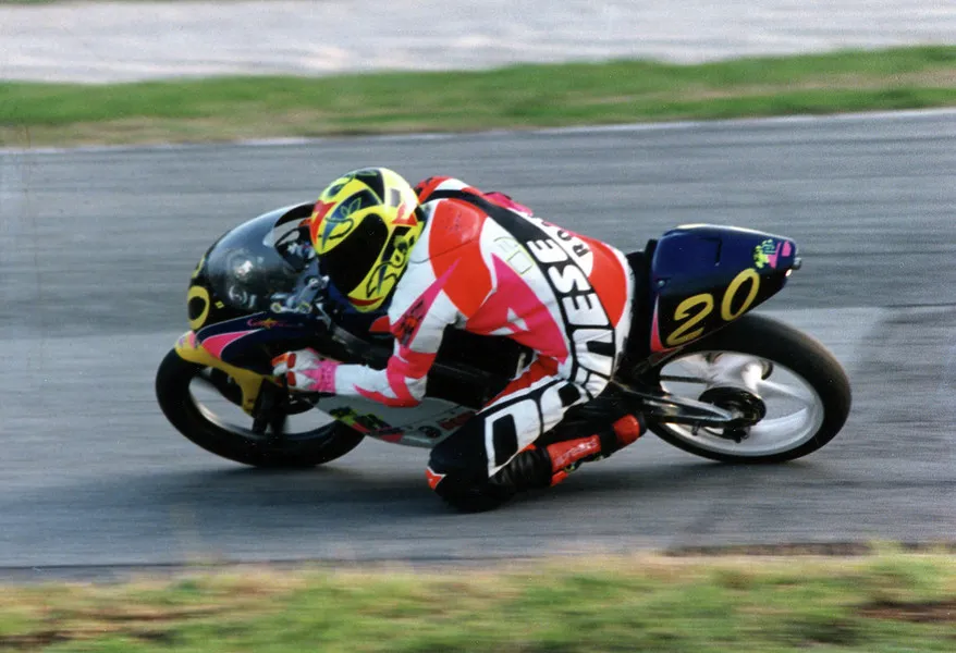 Инновационный шлем Dainese на мотоциклисте, участвующего в гонке