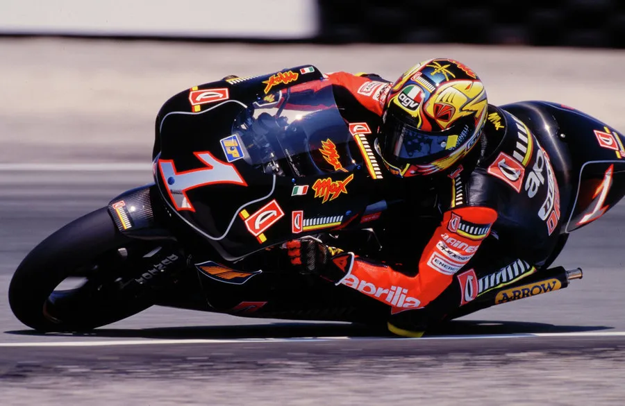 Макс Бьяджи тестирует прототипы перчаток Full Pro Gloves компании Dainese