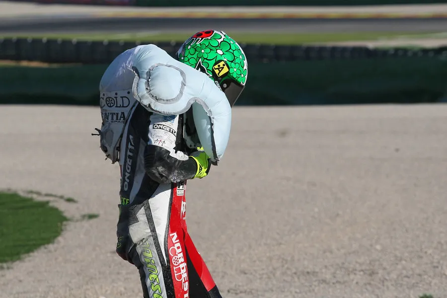 Сработавшая подушка безопасности гоночной системы D-air® в полной активной версии компании DAINESE на Симоне Гроцки в 2007 году на Гран-при Валенсии