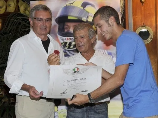 Лино Дайнезе, основатель и бывший президент Dainese SPA, назначает Валентино Росси почетным президентом AGV