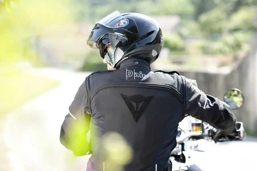 Уличная версия D-air® Street компании DAINESE на мотоциклисте