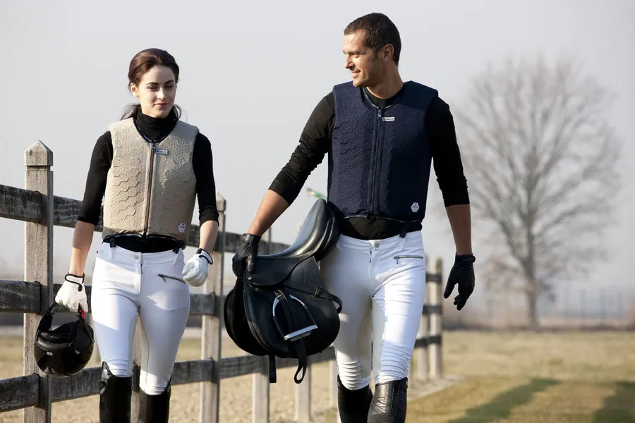 Защитная экипировка компании DAINESE на сопртсменах по верховой езде