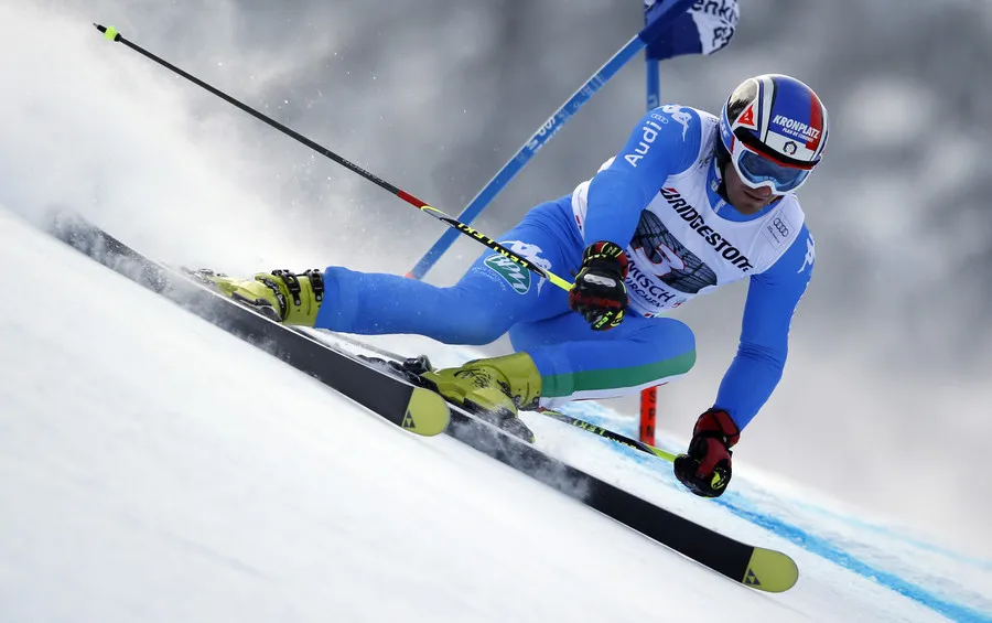 Защитная экипировка компании DAINESE на спортсмене по горнолыжному спуску, соревнующегося на лыжах Fischer, после подписания трехлетнего соглашения о сотрудничестве между компаниями DAINESE и Fischer