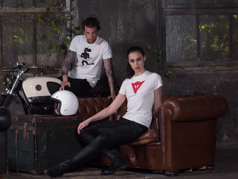 Мужчина и девушка рекламируют бренд DAINESE в связи с юбилеем: 70 лет AGV и 45 лет Dainese